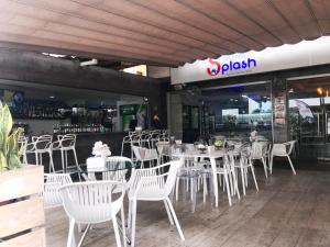广场瑞尔度假酒店餐厅或其他用餐的地方