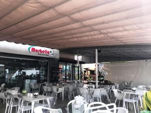 广场瑞尔度假酒店餐厅或其他用餐的地方