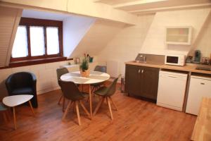 une cuisine avec une table et des chaises dans une pièce dans l'établissement Welcome Calais - SuperCalais, à Calais