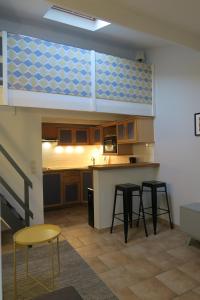 a kitchen with a counter and stools in a room at Gite Mona & Lisa in Amboise +13 photos