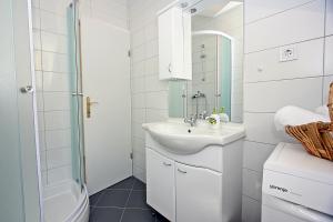 Koupelna v ubytování Apartmani Nila + 32 fotografií
