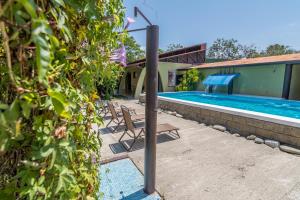 Bazén v ubytování Kayak Lodge nebo v jeho okolí
