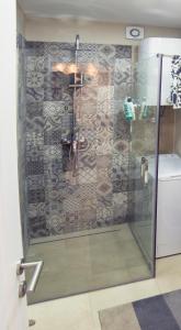 um chuveiro com uma porta de vidro na casa de banho em Emma appartment em Porec