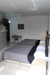 Un dormitorio con una cama grande y una mesa. en Embassy Beach, en Pisco