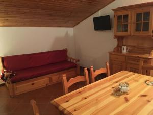 プラジェラートにあるLo Scudo d’Italiaのリビングルーム(ベンチ、木製テーブル付)
