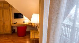 a room with a desk and a lamp and a window at A l'Arbre Vert in Wintzfelden