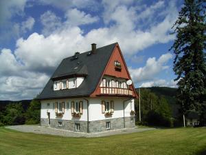 クリンゲンタールにあるAschberg Chaletの黒屋根の大白い家