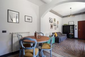 comedor con mesa, sillas y sofá en Casa Lina en Chiavari
