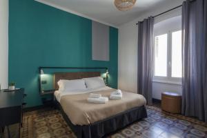 1 dormitorio con 1 cama con 2 toallas en Casa Lina en Chiavari