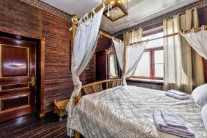 モスクワにあるuTrip Persianのベッドルーム(天蓋付きベッド、カーテン付)