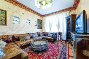 モスクワにあるuTrip Persianのリビングルーム(ソファ、テレビ付)