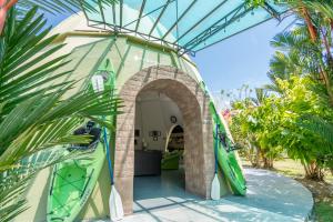 a doorway to a building with surfboards in it at Kayak Lodge in Damas