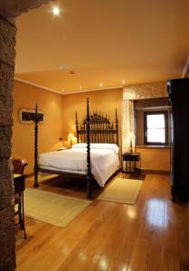 Hotel Palacio Guevara tesisinde bir odada yatak veya yataklar