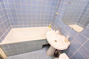 トリヤッチにあるКвартира на Бульваре Гаяの青いタイル張りのバスルーム(洗面台、トイレ付)