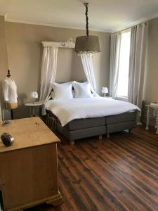 Uma cama ou camas num quarto em B&B Le Cloître St Joseph