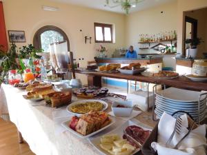 un buffet con muchos tipos diferentes de comida en una mesa en Hotel Michelangelo, en San Bartolomeo in Galdo
