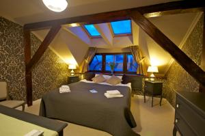 - une chambre avec un grand lit et une fenêtre dans l'établissement Wawabed Bed&Breakfast, à Varsovie
