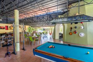 a pool table in a room with a restaurant at Kayak Lodge in Damas