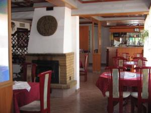 Reštaurácia alebo iné gastronomické zariadenie v ubytovaní Hotel Ankor
