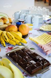 ブジオスにあるPousada Sossegoのチョコレートやバナナなどの食べ物が置かれたテーブル +99枚の写真