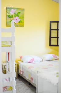 Un dormitorio con una cama blanca y una escalera en Pousada Sossego, en Búzios
