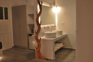 A bathroom at Mina Studios
