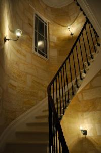eine Treppe in einem Haus mit Fenster in der Unterkunft Romance au coeur de Bordeaux / Jardin Public in Bordeaux