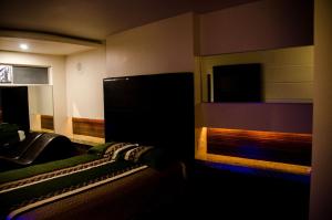 A television and/or entertainment centre at Motel Encuentro