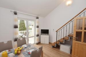 TV a/nebo společenská místnost v ubytování Apartments Lorena