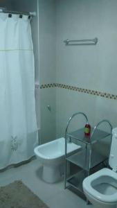 een badkamer met een toilet, een wastafel en een douche bij Torre 1 Relax in Puerto Madryn +11 foto's