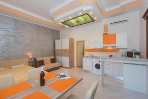 cocina y sala de estar con mesa de comedor y cocina en Studio Apartment Leana, en Labin