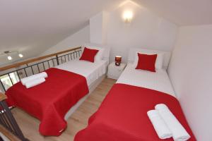 Postel nebo postele na pokoji v ubytování Apartments Lorena