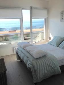 1 dormitorio con 1 cama y vistas al océano en Sea View 2 room apartment 50M2, en Étretat