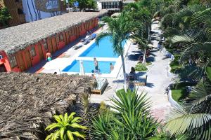 蒙坦尼塔的住宿－蒙塔尼塔酒店，和游泳池内的人一起欣赏度假村泳池的顶部景色