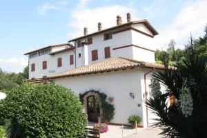 un gran edificio blanco con techo en La Rocca, en Narni