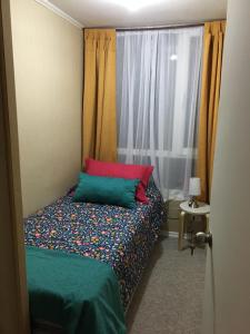 - une petite chambre avec un lit et une fenêtre dans l'établissement Departamento Puerto Montt, à Puerto Montt