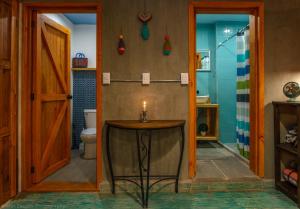 La salle de bains est pourvue d'une table avec une bougie. dans l'établissement La Abuelita Hostal, à San Cristóbal de Las Casas