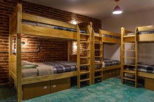 Двухъярусная кровать или двухъярусные кровати в номере La Abuelita Hostal
