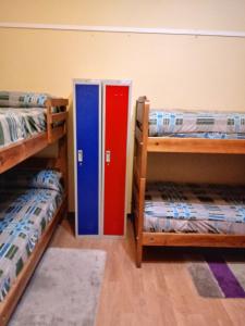 Un ou plusieurs lits superposés dans un hébergement de l'établissement Hostal Arenas del Mar
