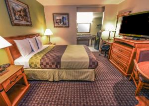 Chariot Inn Glendale - Pasadena客房内的一张或多张床位