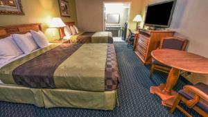 Chariot Inn Glendale - Pasadena客房内的一张或多张床位