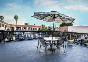 Chariot Inn Glendale - Pasadena的阳台或露台