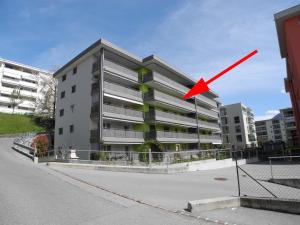 um edifício com uma seta vermelha à sua frente em Casa Jorio App 9999 em Locarno