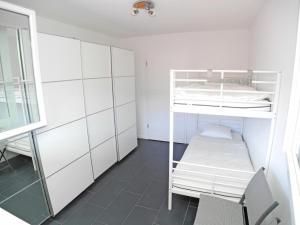 ein kleines Zimmer mit einem Etagenbett und einem Stuhl in der Unterkunft Casa Jorio App 9999 in Locarno