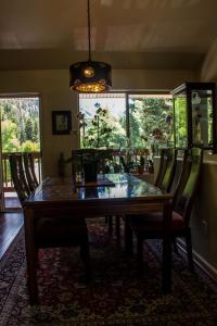 una mesa de comedor con sillas y una maceta. en Bridal Veil Bed and Breakfast en Ouray