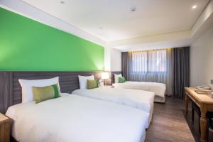 เตียงในห้องที่ Green World Triple Beds