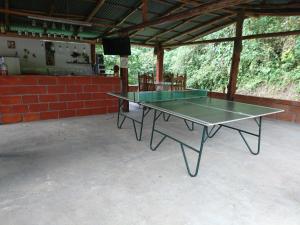 - une table de ping-pong à l'intérieur d'un bâtiment dans l'établissement Hostal Encanto La Salada, à Jardín