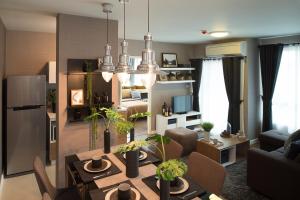 華欣的住宿－Budget 2 bedrooms Apartment in Huahin，一间带桌子的客厅和一间餐厅