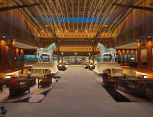 eine Lobby eines Resorts mit Tischen und Stühlen in der Unterkunft The Datai Langkawi in Strand Teluk Datai