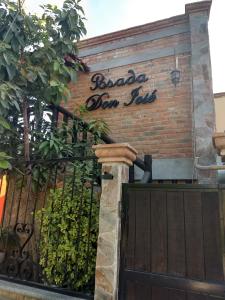 een stenen muur met een bord dat barbados dim exit leest bij Posada Don Jose in El Fuerte